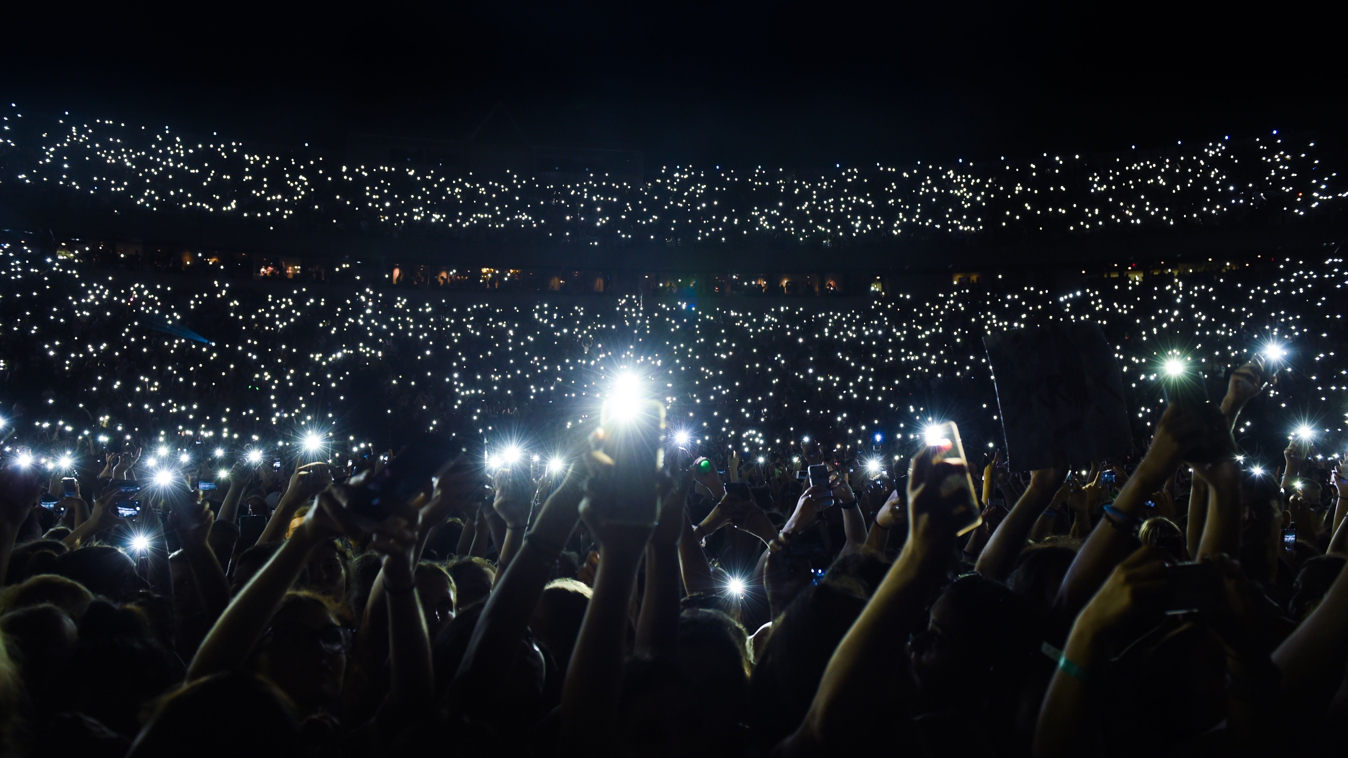 Много людей на концерте. Фонарики на концерте. Зал с фонариками. Толпа с фонариками. Толпа на концерте.
